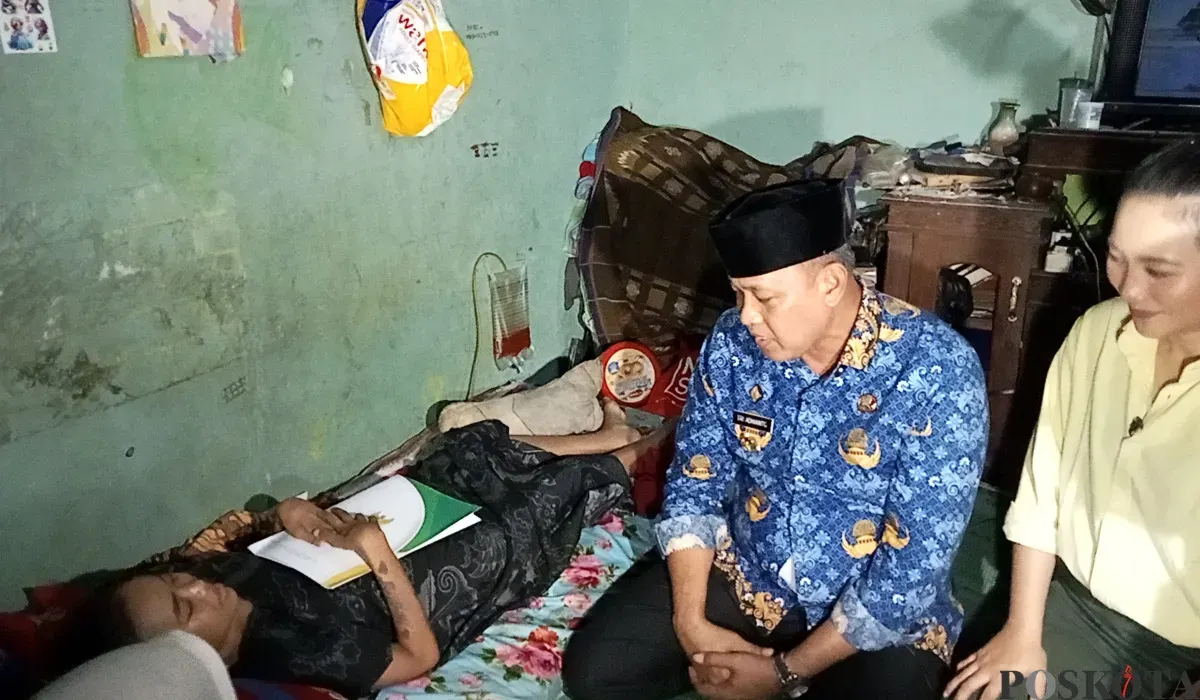 Wali Kota Bekasi, Tri Adhianto, sambangi kediaman Ratih Raynada, ibu muda yang diduga jadi korban malapraktik, di Mustika Jaya, Kota Bekasi. Rabu, 2 Juli 2025. (Sumber: Poskota/Nurpini Aulia Rapika)