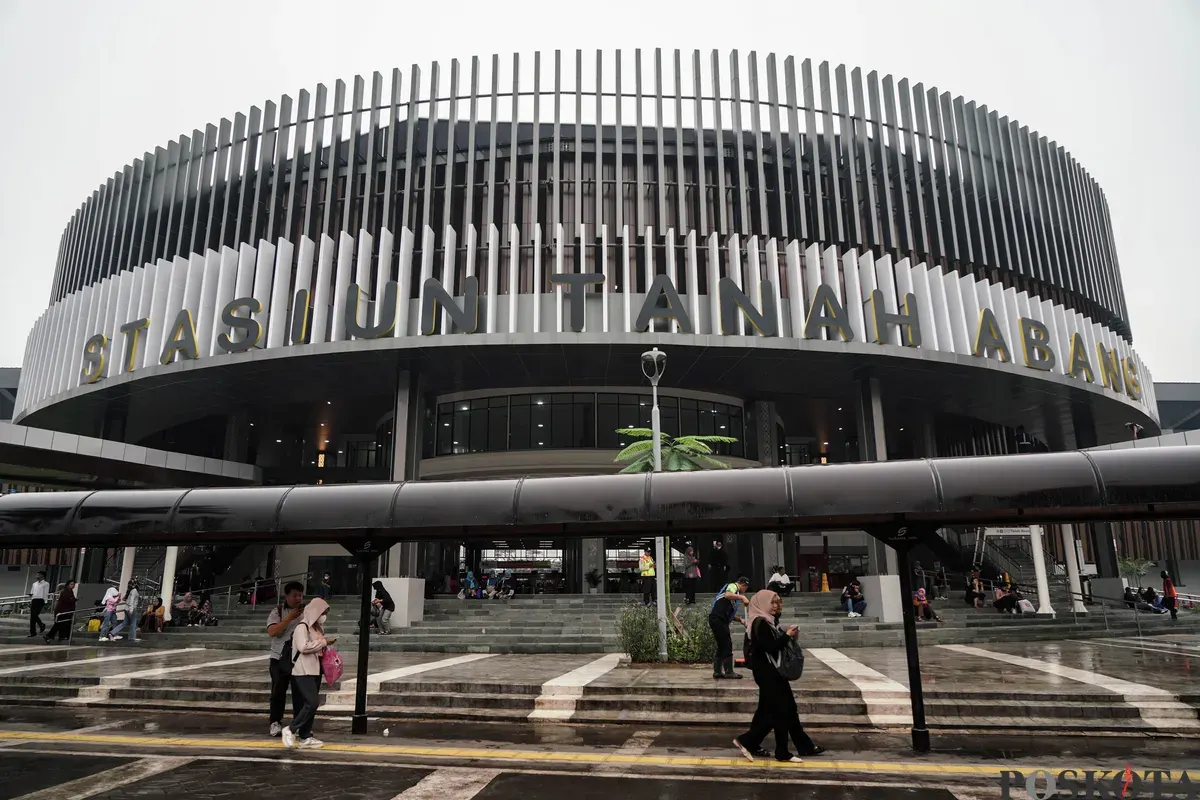 Calon penumpang berlalu-lalang di hall atas bangunan baru Stasiun Tanah Abang, Jakarta, Minggu, 29 Juni 2025. (Sumber: Poskota/Bilal Nugraha Ginanjar)