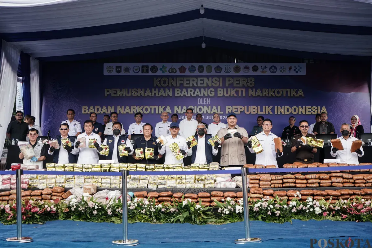Menteri Perlindungan Pekerja Migran Indonesia Abdul Kadir Karding bersama Menpora Dito Ariotedjo, Kepala BNN Komjen Pol Marthinus Hukom dan Kepala BPOM Taruna Ikrar menunjukkan barang bukti narkotika sebelum pemusnahan di Lapangan Kampung Boncos, Jakarta, 2 Juli 2025. (Sumber: Poskota/Bilal Nugraha Ginanjar)