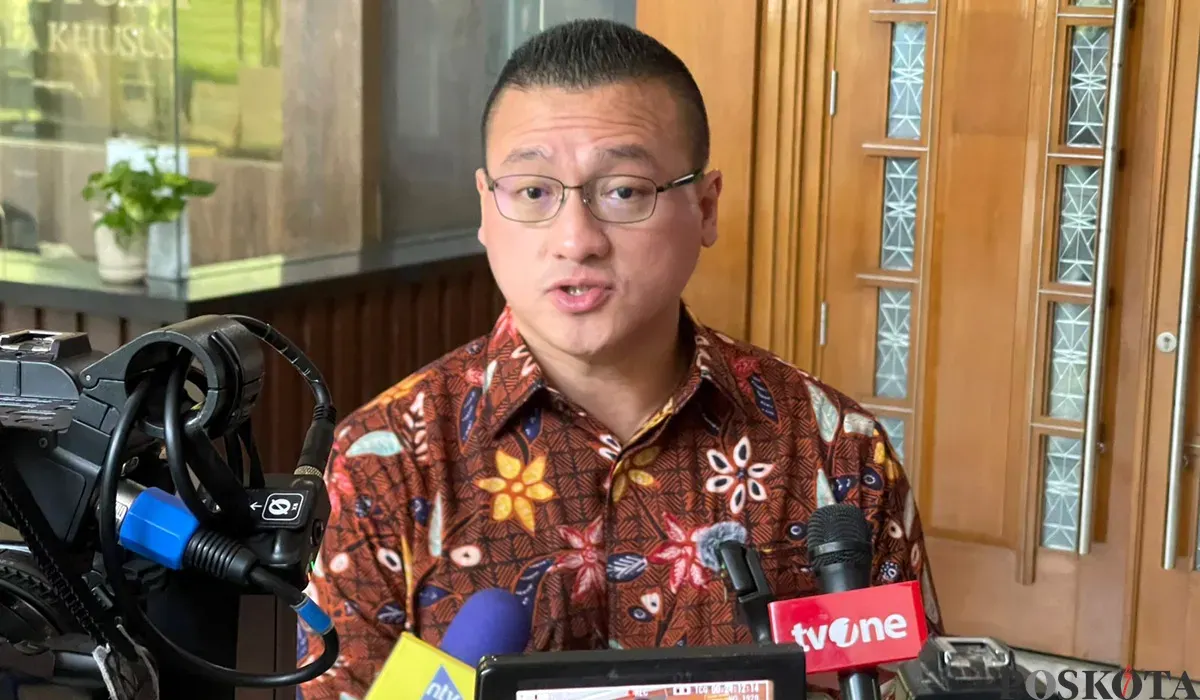 Kader PDI Perjuangan sekaligus anggota DPRD DKI Jakarta, Hardiyanto Kenneth, di Pengadilan Negeri Jakarta Pusat, Kamis, 3 Juli 2025. (Sumber: POSKOTA | Foto: M Tegar Jihad)