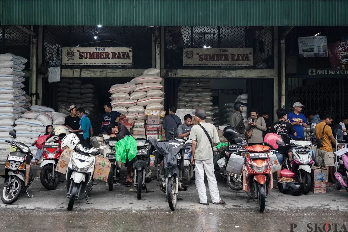 Calon pembeli memilih beras di Pasar Induk Beras Cipinang, Jakarta Timur, Minggu, 29 Juni 2025. (Sumber: Poskota/Bilal Nugraha Ginanjar)