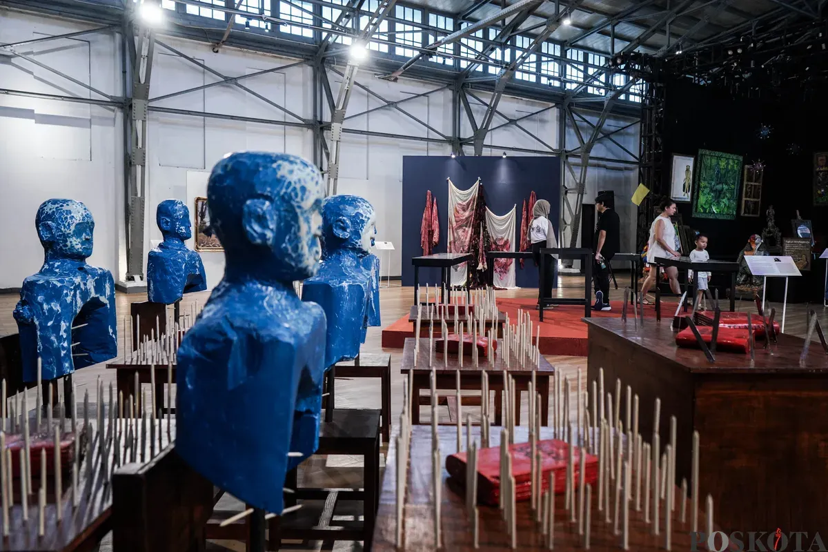 Pengunjung mengamati karya seni yang dipajang di Pameran Jakarta Provoke! 2025 di Pos Bloc, Jakarta, 29 Juni 2025. (Sumber: Poskota/Bilal Nugraha Ginanjar)