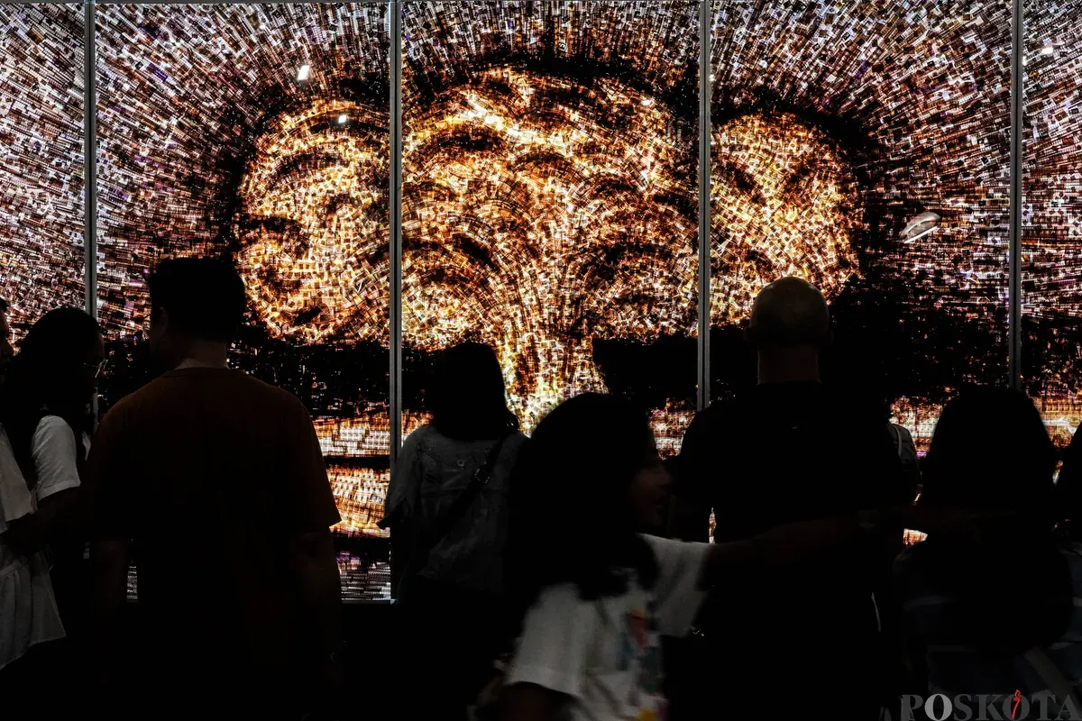 Pengunjung mengamati karya seni yang dipajang di Pameran Jakarta Provoke! 2025 di Pos Bloc, Jakarta, 29 Juni 2025. (Sumber: Poskota/Bilal Nugraha Ginanjar)