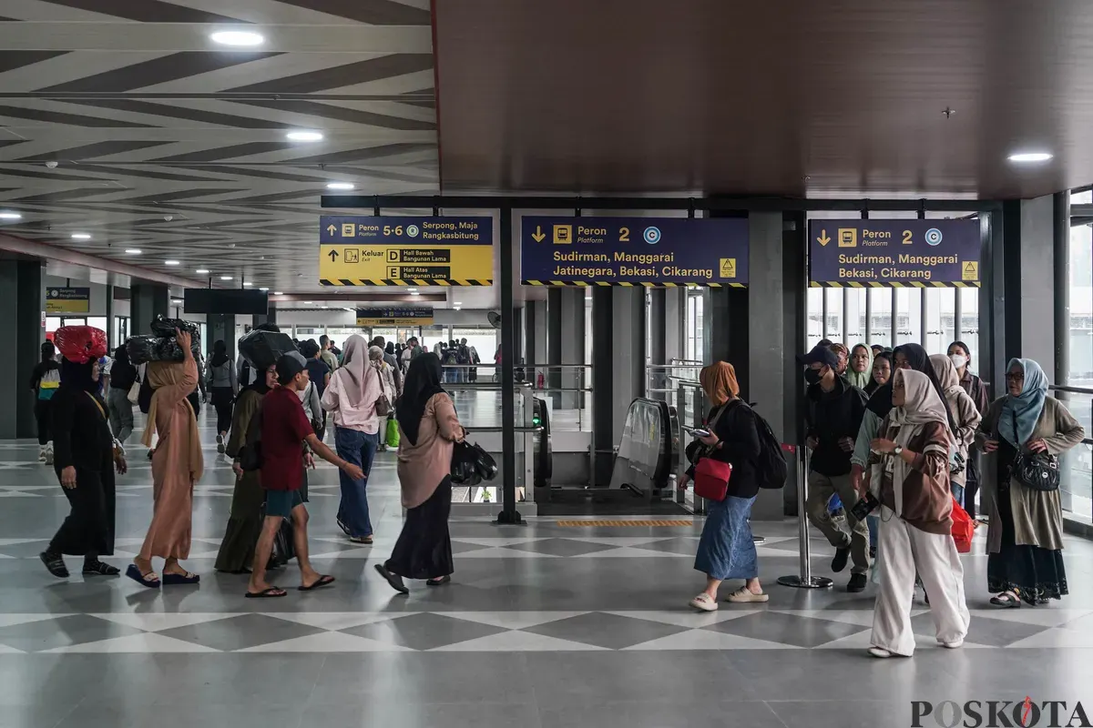 Calon penumpang berlalu-lalang di hall atas bangunan baru Stasiun Tanah Abang, Jakarta, Minggu, 29 Juni 2025. (Sumber: Poskota/Bilal Nugraha Ginanjar)
