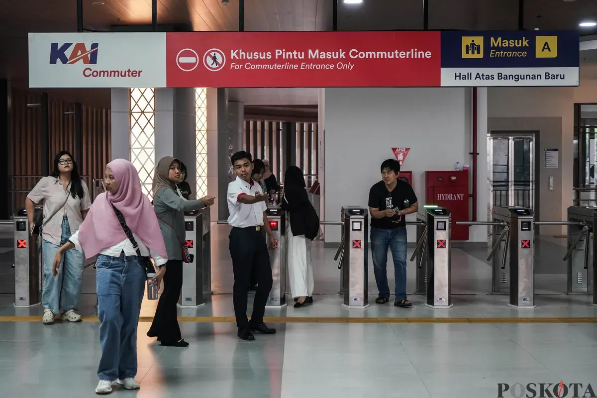Calon penumpang berlalu-lalang di hall atas bangunan baru Stasiun Tanah Abang, Jakarta, Minggu, 29 Juni 2025. (Sumber: Poskota/Bilal Nugraha Ginanjar)
