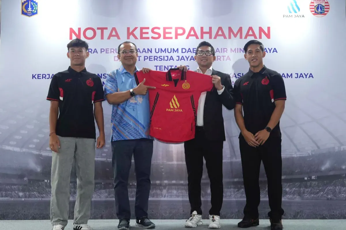 Potret kerja sama antara Persija Jakarta dan PAM JAYA. Lakukan kampanye air bersih lewat sepak bola. (Sumber: Persija)