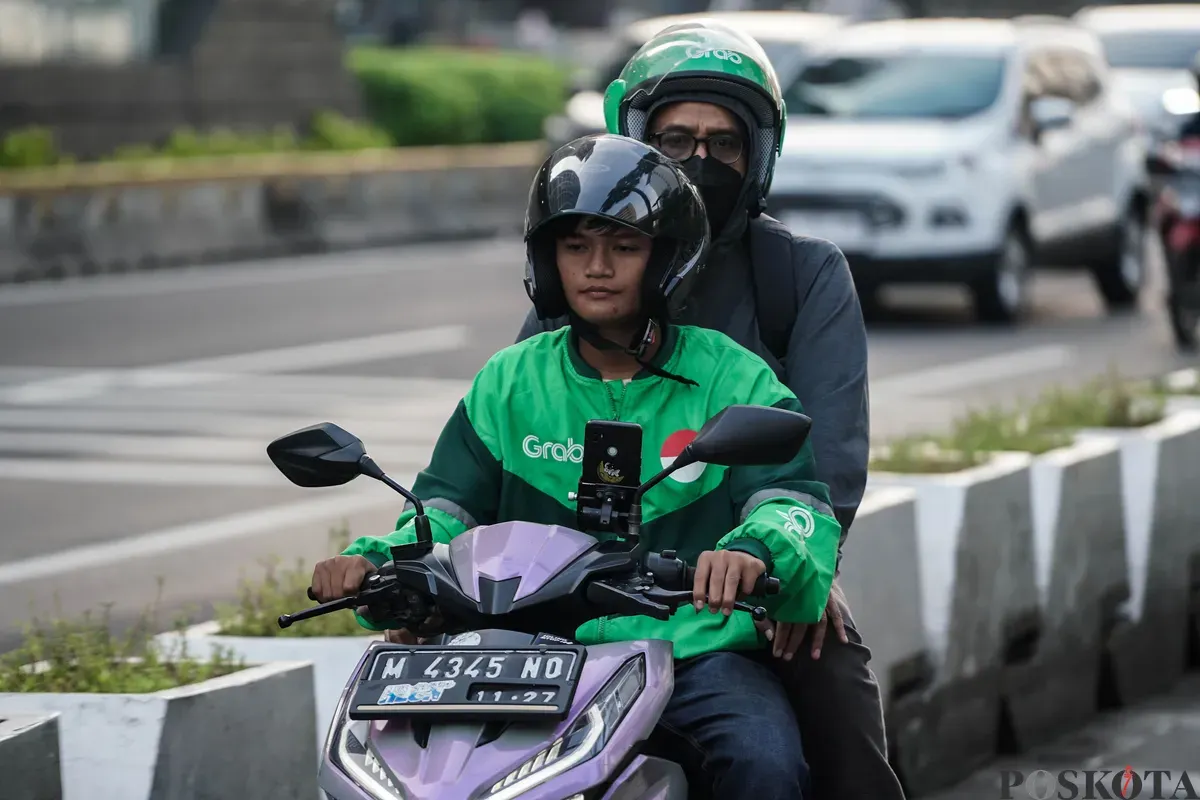 Pengemudi ojek daring dengan membawa penumpang melintas di Jalan MH Thamrin, Jakarta, Kamis, 3 Juli 2025. (Sumber: Poskota/Bilal Nugraha Ginanjar)
