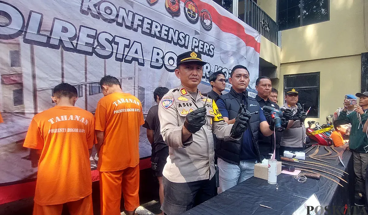 Polresta Bogor Kota bersama Polsek Bogor Timur menggelar konferensi pers pengungkapan kasus pencurian mobil boks di Mapolsek Bogor Timur, Kota Bogor, Rabu, 3 Juli 2025. (Sumber: POSKOTA | Foto: Sekar Putri Andini)