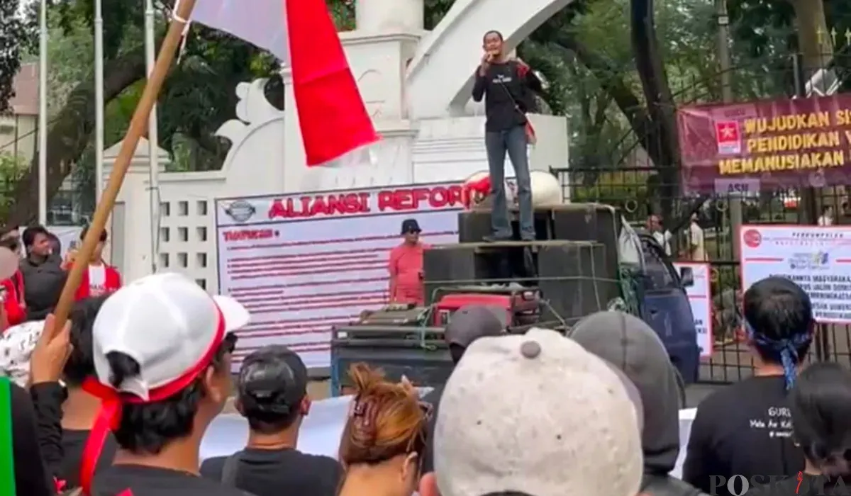 Suasana aksi unjuk rasa massa SP2B menuntut pembayaran Tuta di depan Gedung Negara Banten, Jalan Brigjen Samun, Kota Serang, Kamis 3 Juli 2025. (Sumber: POSKOTA | Foto: Rahmat Haryono)