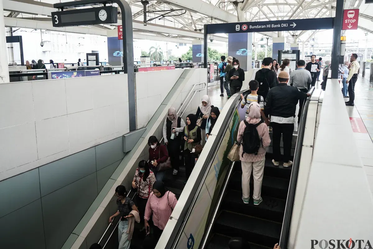 Sejumlah warga menaiki MRT saat peringatan HUT ke - 79 Bhayangkara di Jakarta, Selasa, 1 Juli 2025. (Sumber: Poskota/Bilal Nugraha Ginanjar)