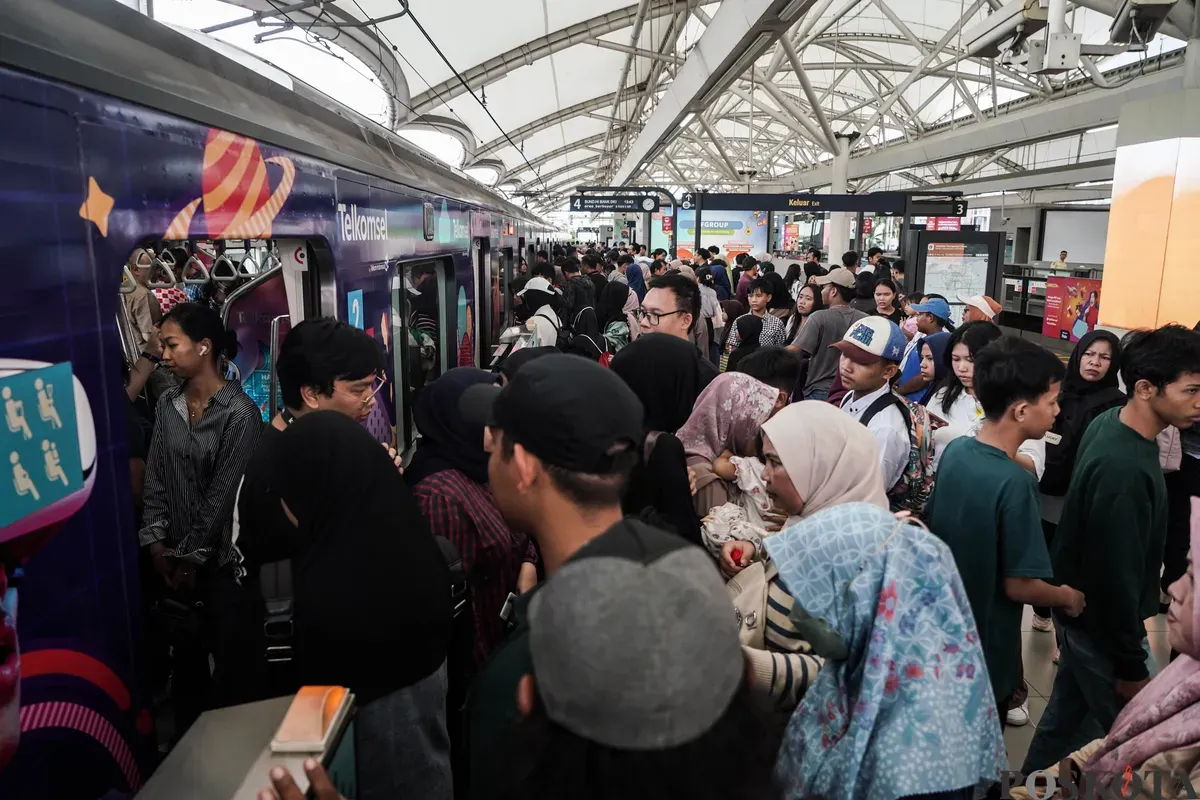 Sejumlah warga menaiki MRT saat peringatan HUT ke - 79 Bhayangkara di Jakarta, Selasa, 1 Juli 2025. (Sumber: Poskota/Bilal Nugraha Ginanjar)