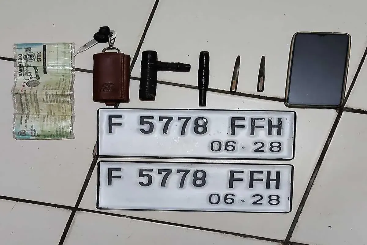 Sejumlah barang bukti anak mata kuncidan plat nomor diduga palsu berhasil diamankam petugas Polsek Cimanggis dari tersangka curanmor di Depok. (Sumber: Poskota/Angga Pahlevi)