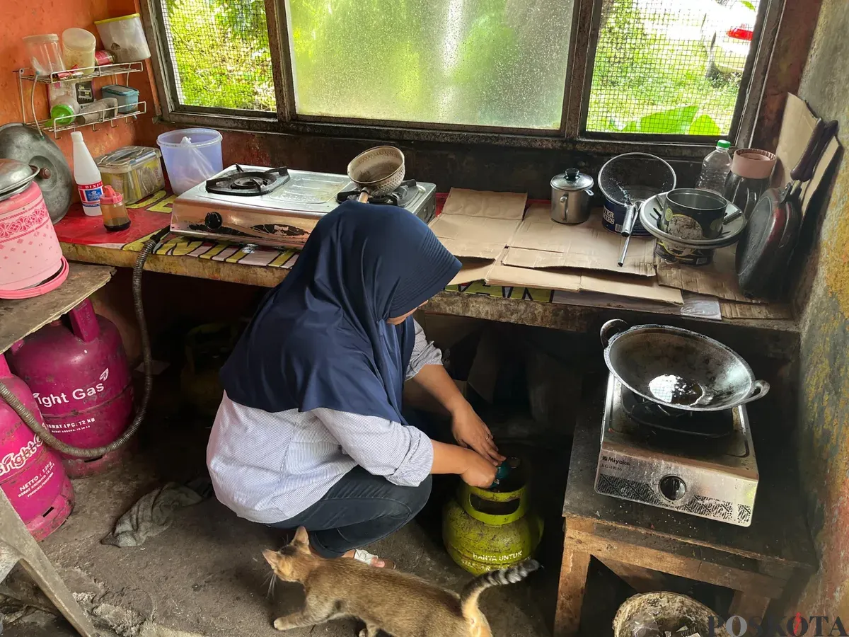Irma Haryanti, 43 tahun warga Palmerah saat hendak mengganti tabung gas LPG 3 kilogram yang habis, Jumat, 4 Juli 2025. (Sumber: Poskota/Pandi Ramedhan)