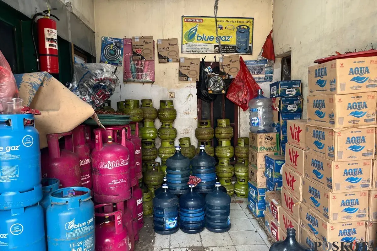 Pengecer gas LPG 3 kilogram di kawasan Kebon Jeruk, Jakarta Barat, Jumat, 4 Juli 2025. (Sumber: Poskota/Pandi Ramedhan)