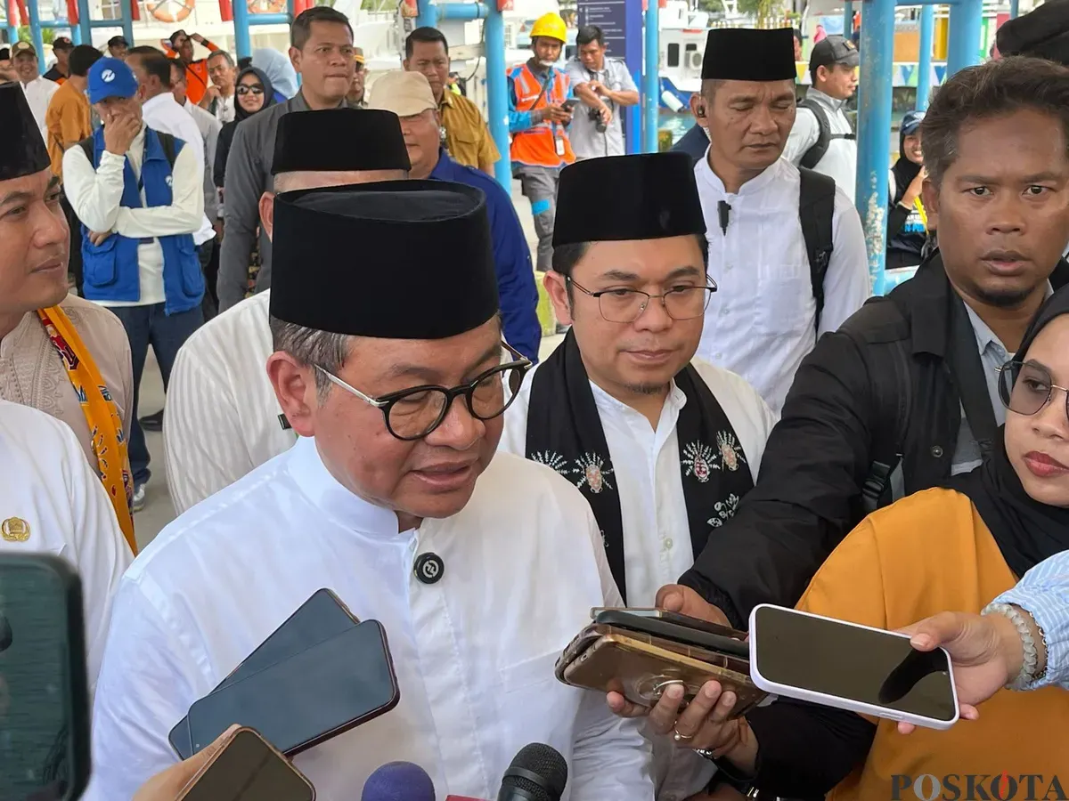Gubernur Jakarta Pramono Anung saat menyampaikan pernyataan kepada awak media di Pulau Kelapa, Kepulauan Seribu, Jumat, 4 Juli 2025. (Sumber: Poskota/M. Tegar Jihad)