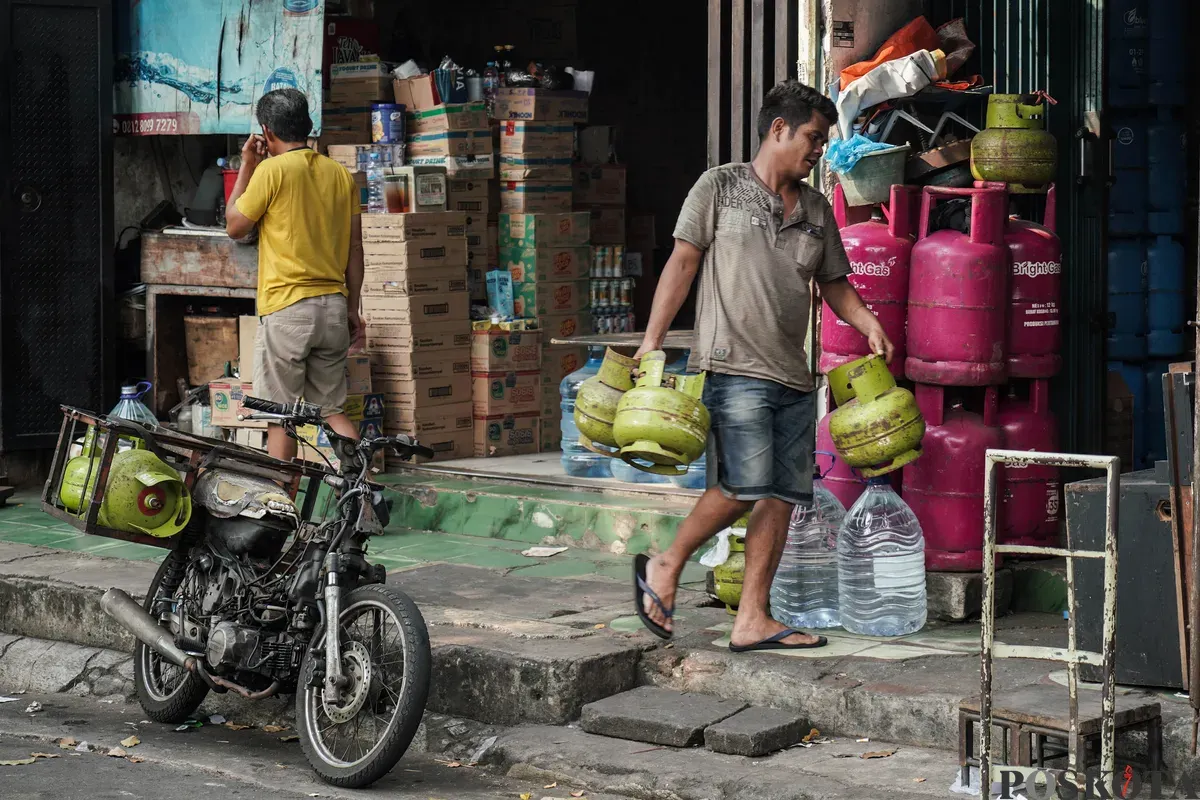 Penjual menata elpiji subsidi 3 kg yang akan diantarkan ke rumah warga di Kawasan Palmerah, Jakarta, Jum'at, 4 Juli 2025. (Sumber: Poskota/Bilal Nugraha Ginanjar)
