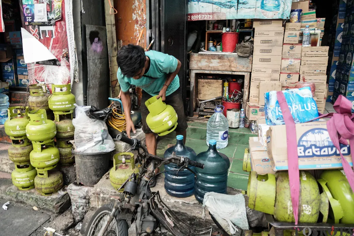 Penjual menata elpiji subsidi 3 kg yang akan diantarkan ke rumah warga di Kawasan Palmerah, Jakarta, Jum'at, 4 Juli 2025. (Sumber: Poskota/Bilal Nugraha Ginanjar)