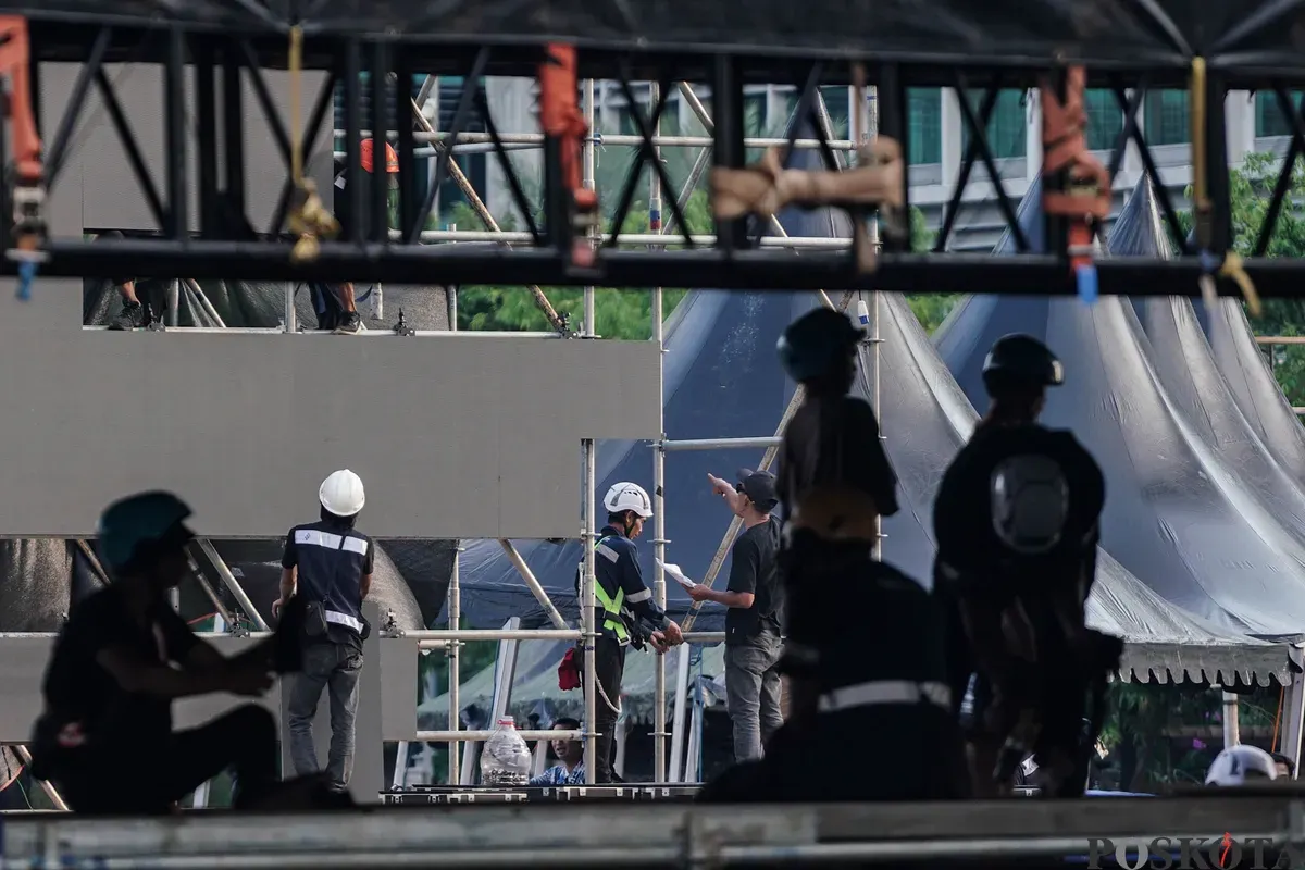 Para pekerja menyelesaikan pembangunan panggung di kawasan Bundaran Hotel Indonesia (HI), Jakarta, Jumat, 4 Juli 2025. (Sumber: Poskota/Bilal Nugraha Ginanjar)