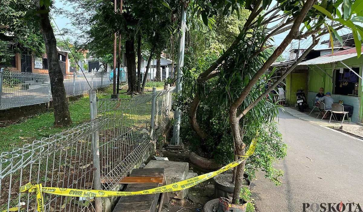 Garis polisi dipasang di lokasi bocah yang tewas diduga tersengat listrik di kawasan Kebayoran Baru, Jakarta Selatan. (Sumber: POSKOTA | Foto: Pandi Ramedhan)