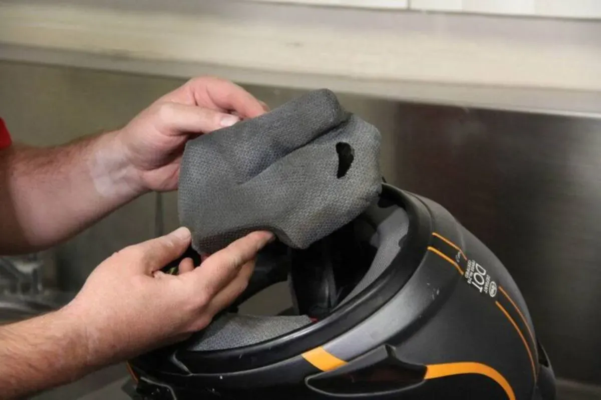 Tips membersihkan helm (Sumber: Pinterest/Ryderplanet)