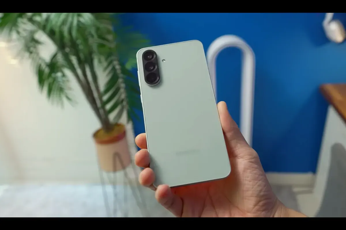 Handphone Samsung Galaxy A56 5G (Sumber: YouTube/GadgetIn)