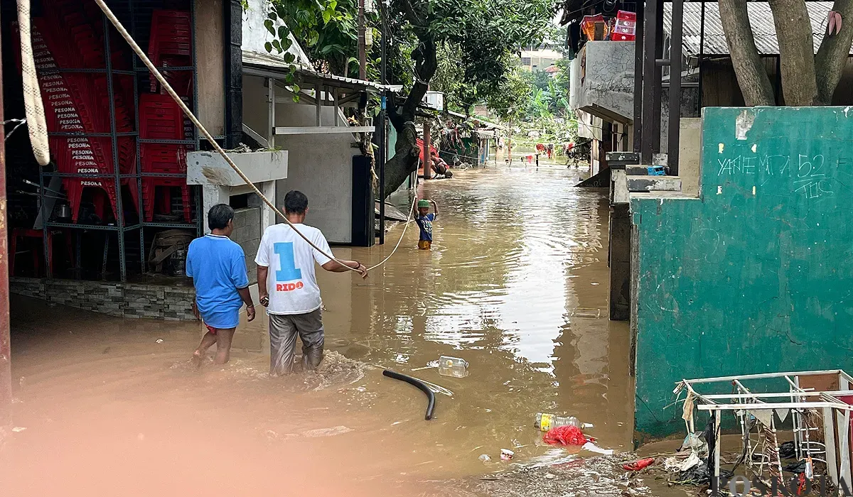 Warga RW 08 Kelurahan Pejaten Timur, Pasar Minggu, Jakarta Selatan, kebanjiran. (Sumber: Poskota/Pandi Ramedhan)