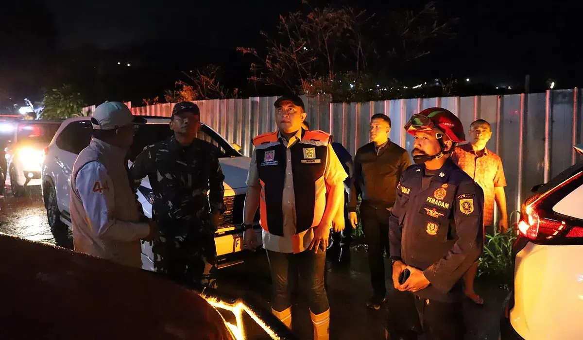 Bupati Bogor, Rudy Susmanto saat meninjau langsung lokasi terdampak banjir dan longsor di kawasan Megamendung dan Cisarua, Kabupaten Bogor, Minggu dini hari, 6 Juli 2025. (Sumber: Istimewa)