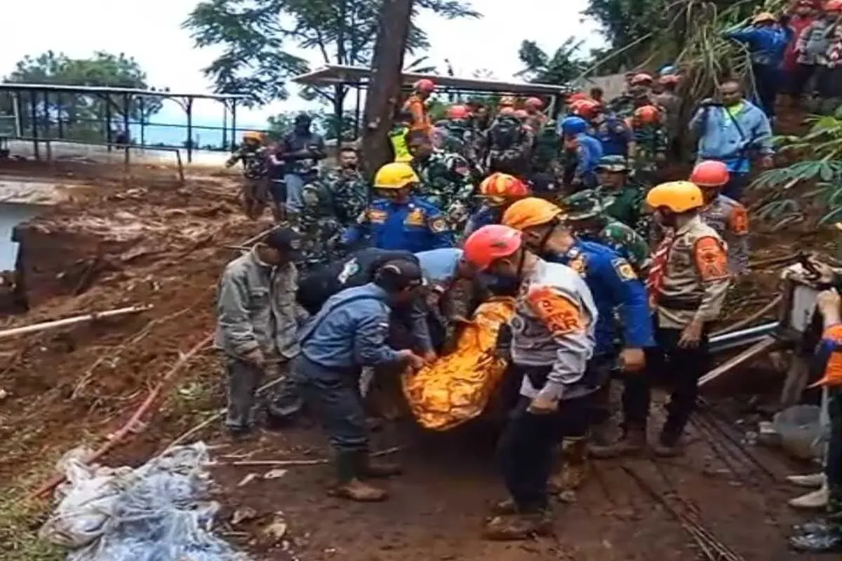 Tim SAR gabungan mengevakuasi jenazah korban longsor di kawasan Puncak, Cisarua, Kabupaten Bogor, Minggu, 6 Juli 2025. (Sumber: BPBD Kabupaten Bogor)