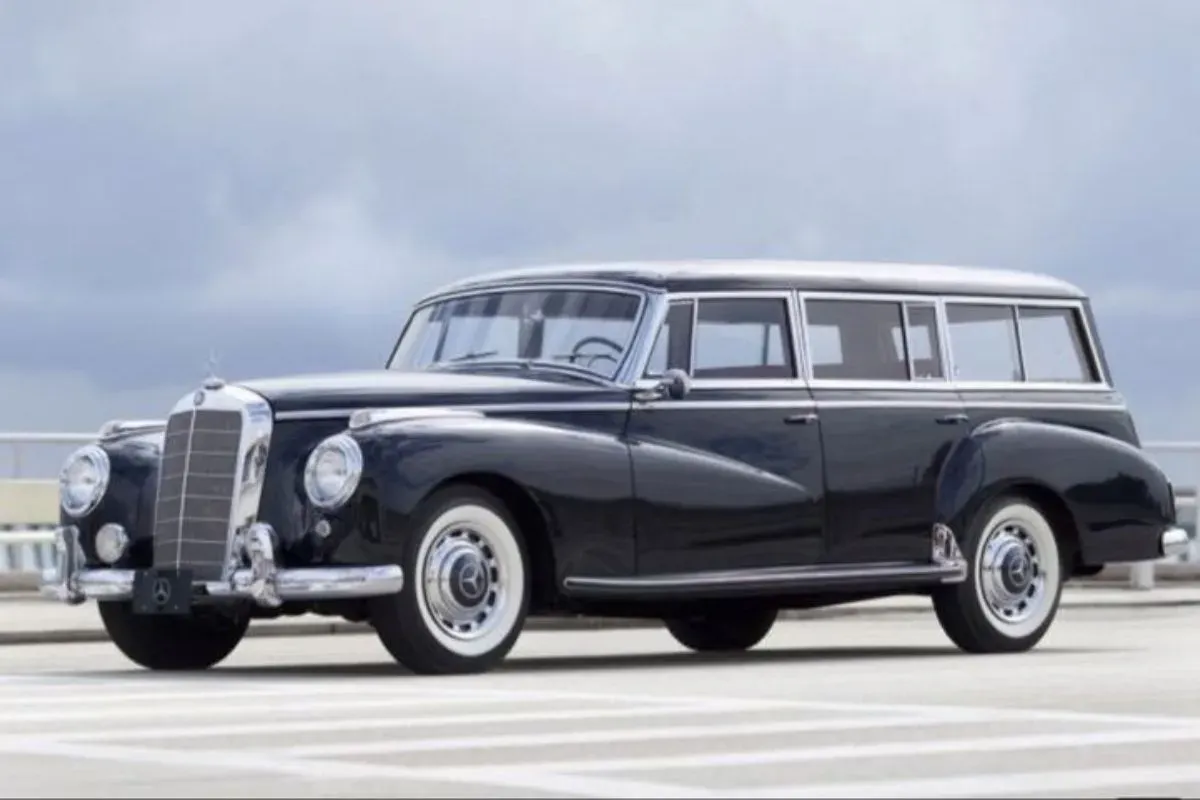 Mercedes-Benz 300C (Sumber: Pinterest)