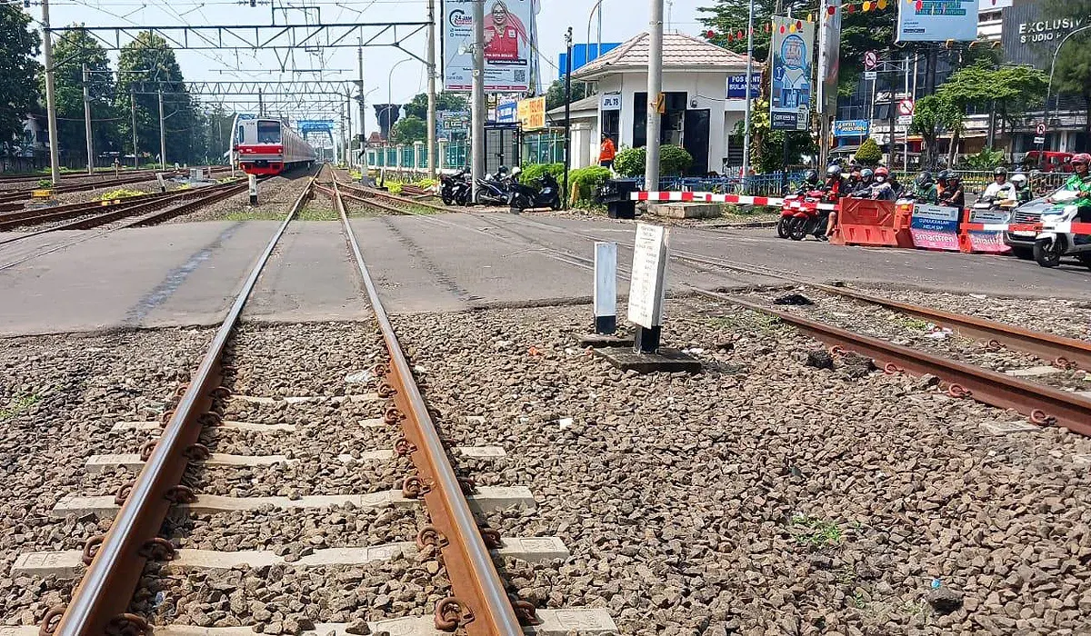 Perlintasan Kereta Api di Jalan Perjuangan, dekat stasiun Kota Bekasi akan mengalami perbaikan serta pemeliharaan rutin mulai Senin Malam hingga Kamis lusa. (Sumber: Istimewa)