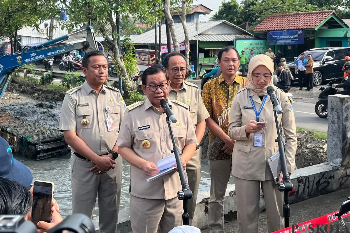 Gubernur Jakarta, Pramono Anung saat meninjau Kalo Irigasi Bekasi Tengah, Cakung, Jakarta Timur, Senin, 7 Juli 2025. (Sumber: Poskota/M. Tegar Jihad)
