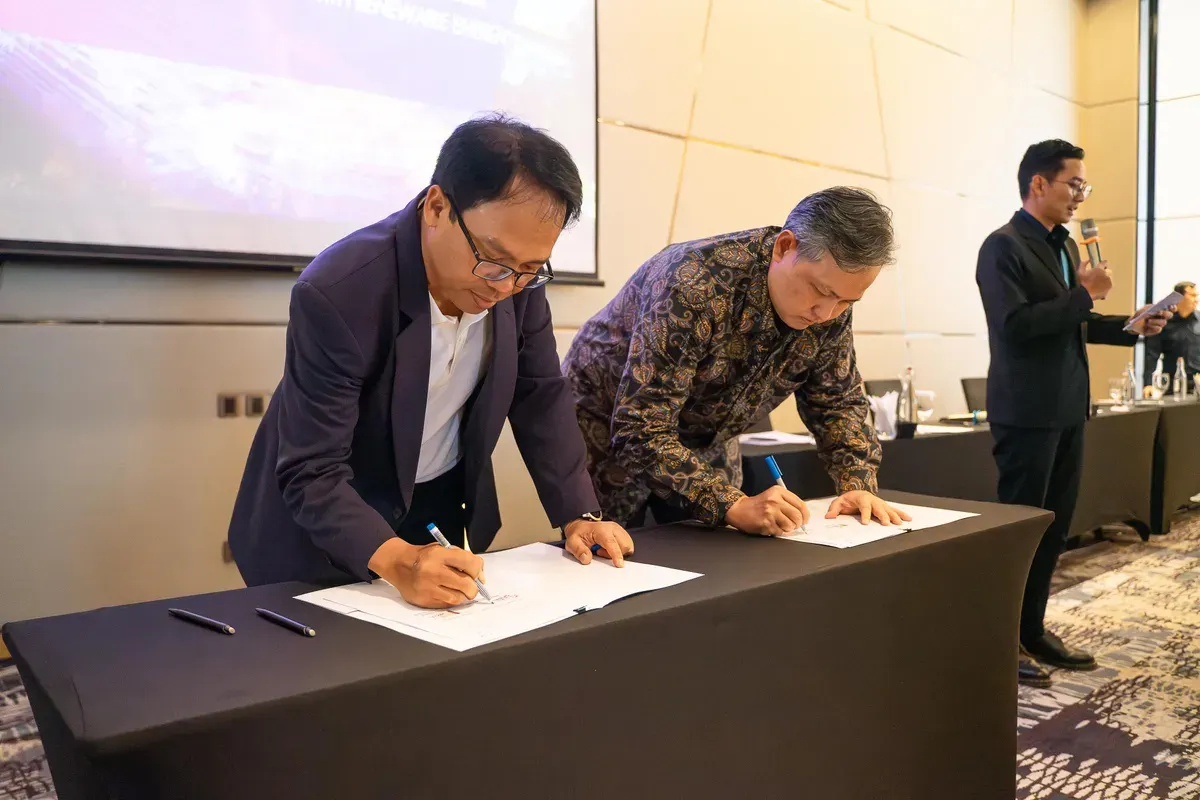 CEO NeutraDC Nxera Batam Indrama YM Purba (kiri), dengan Director, Chief Commercial and Business Development Officer PT Medco Power Femi Firsadi Sastrena (kanan), melakukan penandatanganan MoU, di Batam, kemarin. (Sumber: Dok. Telkom)