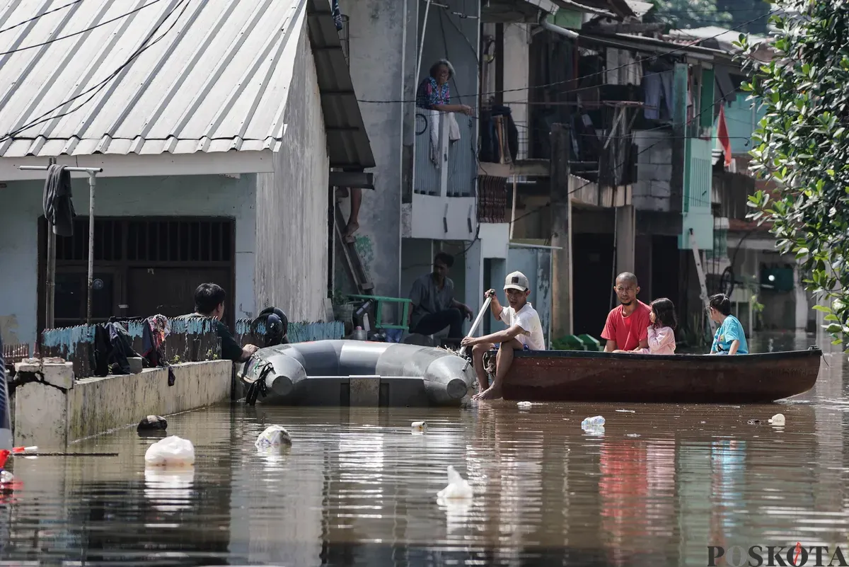 Warga menaiki perahu melintasi banjir di Jalan Pirus, Bidara Cina, Jatinegara, Jakarta Timur, Minggu, 8 Juli 2025. (Sumber: Poskota/Bilal Nugraha Ginanjar)