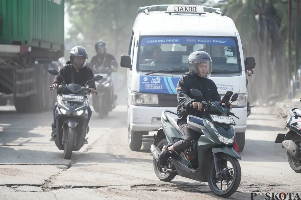 Pengendara melintas melewati jalanan berdebu di Jalan RE Martadinata, Tanjung Priok, Jakarta Utara, Senin, 7 Juli 2025. (Sumber: Poskota/Bilal Nugraha Ginanjar)