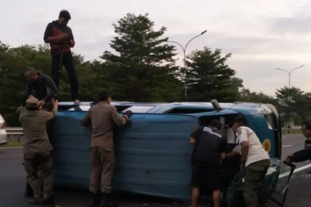 Petugas dan warga mengevakuasi angkot terguling di Tol Jagorawi Km 40.700, Sukaraja, Kabupaten Bogor, Rabu, 9 Juli 2025. (Sumber: Istimewa)