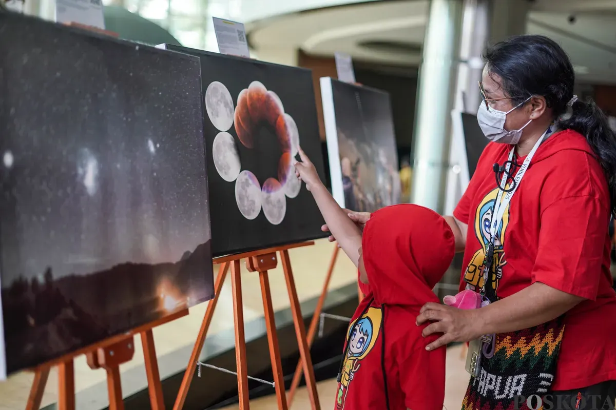 Anak-anak serta orang tuanya menyaksikan simulasi langit, serta penjelasan seputar astronomi di planetarium mini yang berlokasi di kawasan Taman Ismail Marzuki, Jakarta, Selasa 8, Juli 2025. (Sumber: Poskota/Bilal Nugraha Ginanjar)