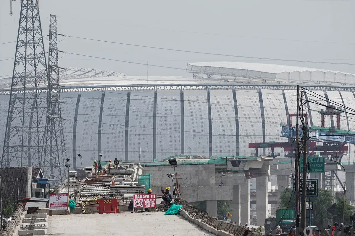 Sejumlah pekerja menyelesaikan pembangunan Jalan Tol Harbour Road II di Jalan Martadinata, Tanjung Priok, Jakarta Utara, Senin, 7 Juli 2025. (Sumber: Poskota/Bilal Nugraha Ginanjar)