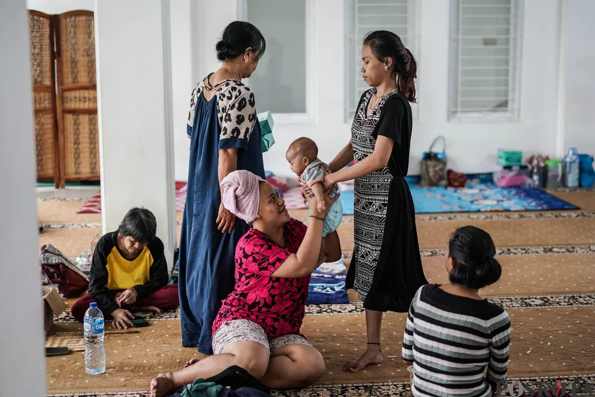 Warga mengungsi di dalam Masjid Jami Al Mujahidin, Jati Padang, Pasar Minggu, Jakarta Selatan, Selasa, 8 Juli 2025. (Sumber: Poskota/Bilal Nugraha Ginanjar)