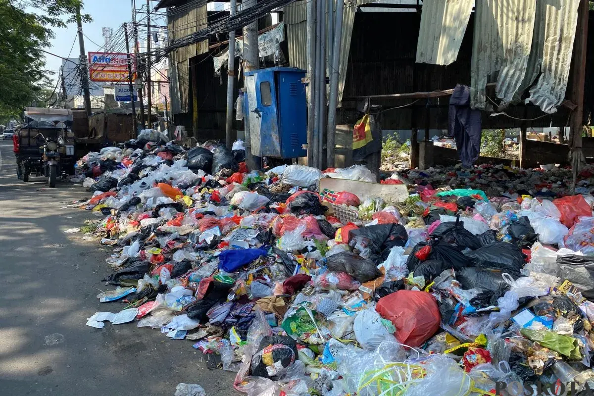 Kondisi TPS Pasar Rubuh, Kelurahan Petir, Kecamatan Cipondoh, Kota Tangerang yang cukup memprihatinkan, Kamis, 10 Juli 2025. (Sumber: Poskota/Primayanti Juli Kumala Manalu)
