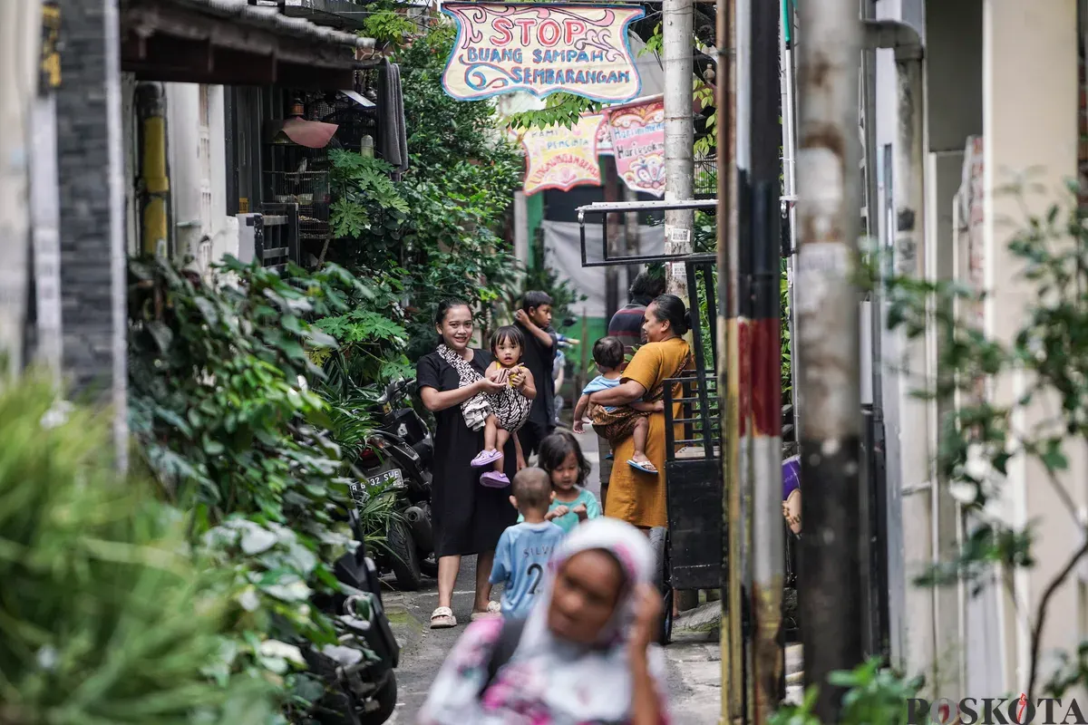 Warga beraktifitas di lingkungan Kampung Samtama, Cempaka Putih, Jakarta, Jum'at, 11 Juli 2025. (Sumber: Poskota/Bilal Nugraha Ginanjar)