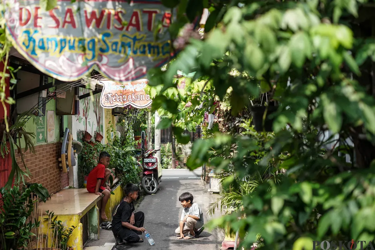 Warga beraktifitas di lingkungan Kampung Samtama, Cempaka Putih, Jakarta, Jum'at, 11 Juli 2025. (Sumber: Poskota/Bilal Nugraha Ginanjar)
