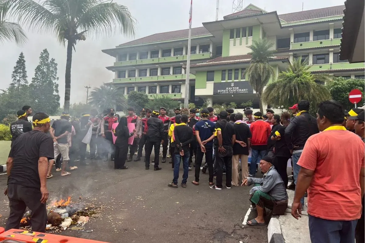 Aksi unjuk rasa para pedagang Pasar Sentiong di depan Kantor Bupati Tangerang, Kawasan Puspem Tigaraksa, Jumat, 11 Juli 2025. (Sumber: Dok. Humas Polresta Tangerang)