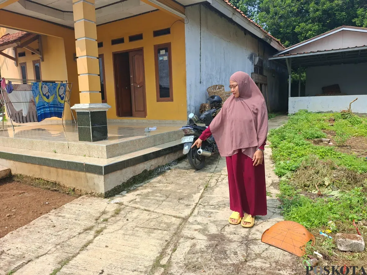 Pemilik mobil Suzuki Pick Up yang hilang memperlihatkan surat laporan polisi juga menunjukan lokasi parkir mobil saat dicuri, Sabtu siang, 12 Juni 2025. (Sumber: Poskota/Angga Pahlevi)