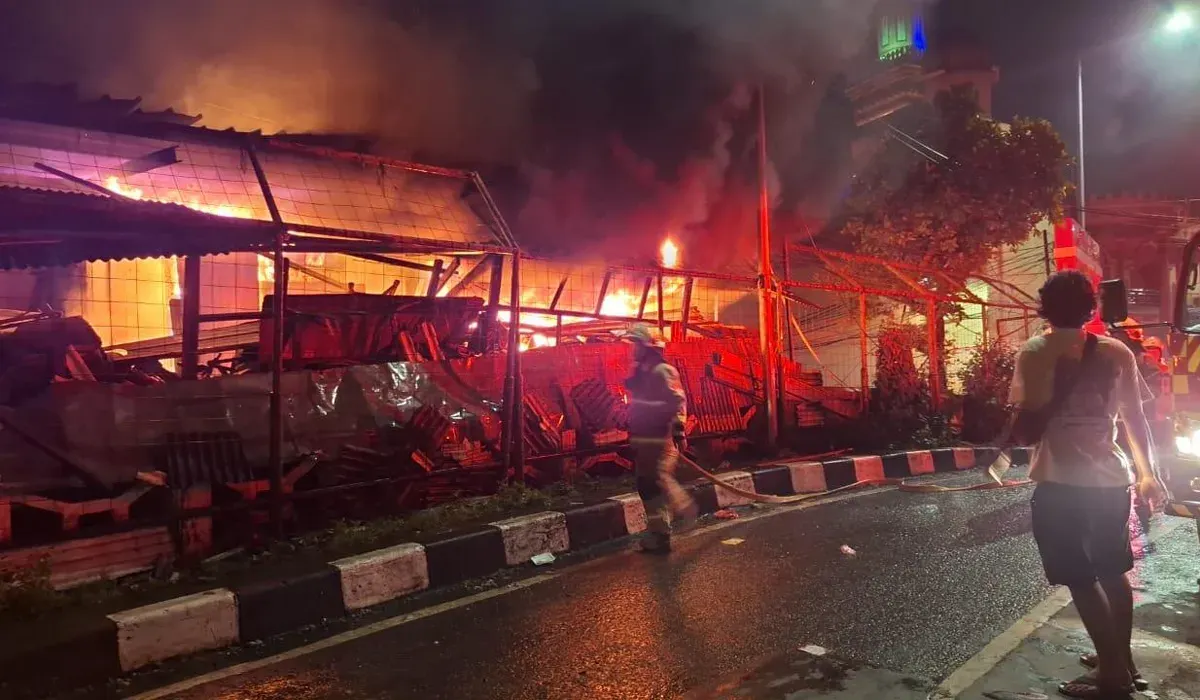 Kebakaran menghanguskan rumah semi permanen di kawasan Cilincing, Jakarta Utara, pada Sabtu, 12 Juli 2025 malam. (Sumber: Dok Damkar Jakut)