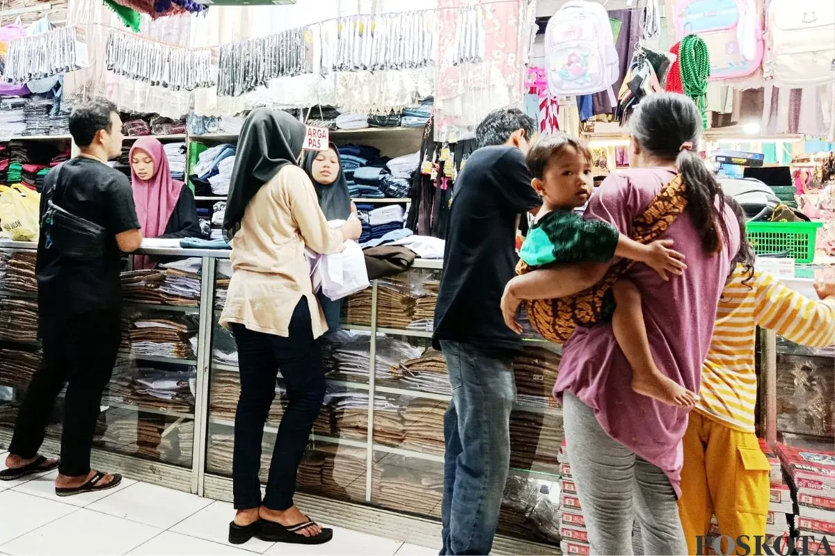 Warga Bekasi berburu seragam dan alat tulis di Pasar Baru, Jalan Ir Djuanda, Kelurahan Duren Jaya, Kecamatan Bekasi Timur, Kota Bekasi, Minggu, 13 Juli 2025. (Sumber: Poskota/Nurpini Aulia Rapika)