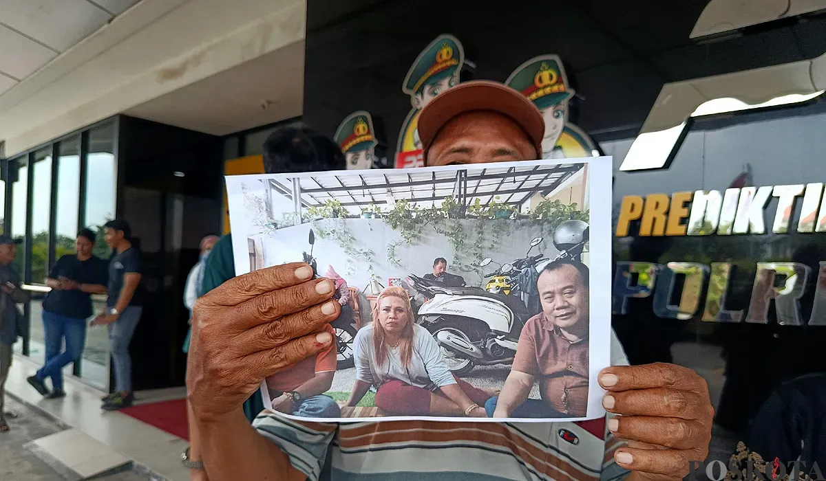 Puluhan korban jual beli kontrakan bodong di Kelurahan Jakasampurna, Kecamatan Bekasi Barat, Kota Bekasi, membuat laporan penipuan di Polres Metro Bekasi Kota pada Minggu, 13 Juni 2025. (Sumber: POSKOTA | Foto: Nurpini Aulia Rapika)