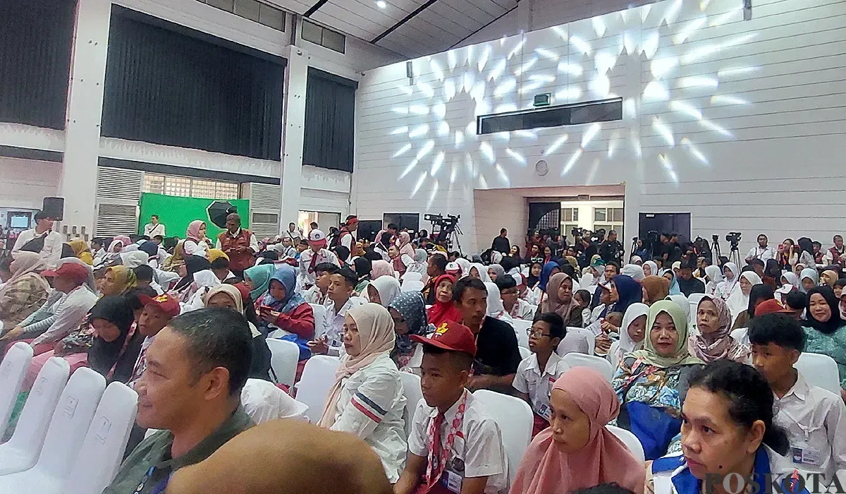 Para peserta didik Sekolah Rakyat Menengah Pertama 10 atau Sentra Terpadu Inten Soeweno, Kabupaten Bogor, bersama wali murid saat mengikuti kegiatan pembukaan MPLS pada Senin, 14 Juli 2025. (Sumber: POSKOTA | Foto: Sekar Putri Andini)