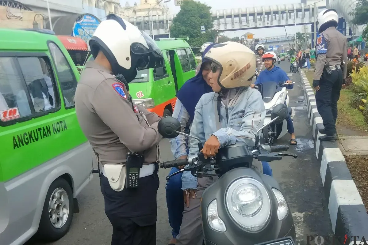 Satlantas Polresta Bogor Kota saat menggelar Operasi Patuh Lodaya di kawasan Jalan Kapten Muslihat Kota Bogor, Selasa, 15 Juli 2025. (Sumber: Poskota/Sekar Putri Andini)