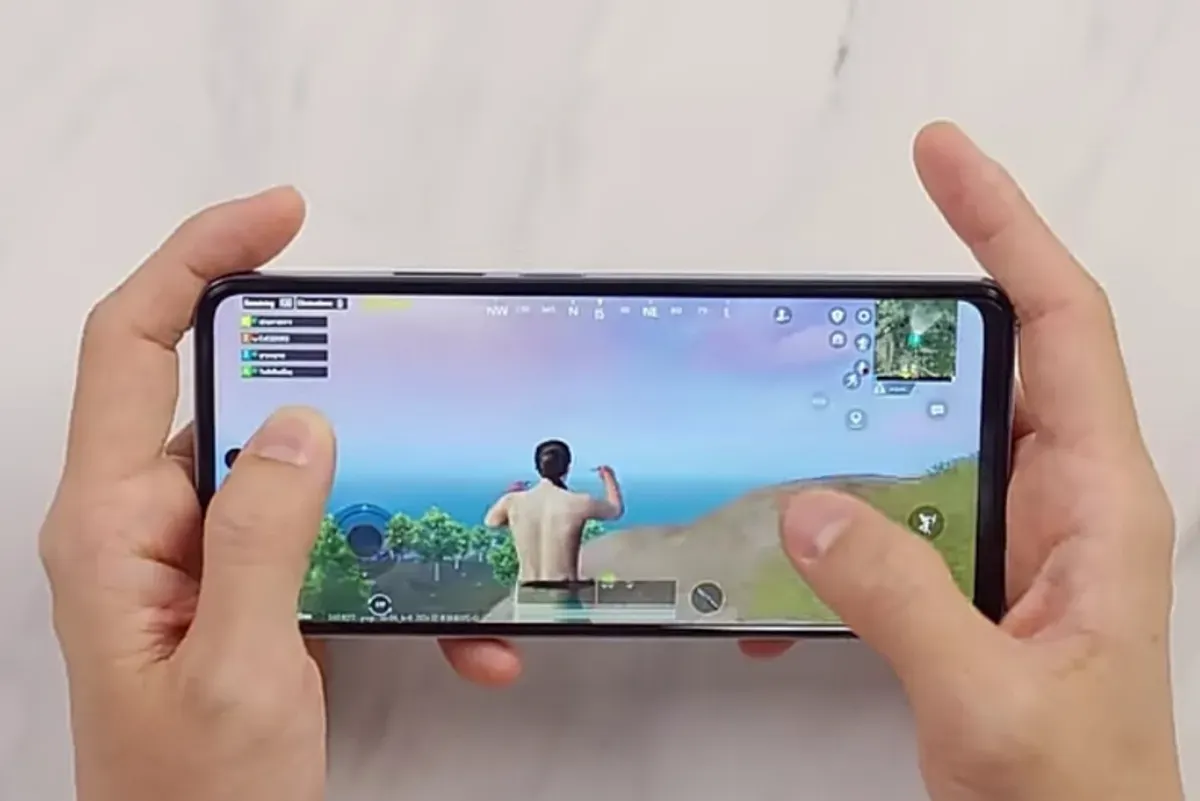 Ilustrasi seseorang menggunakan smartphone dengan posisi pandang yang benar sebagai salah satu cara menjaga kesehatan mata agar tidak mudah lelah akibat terlalu lama menatap layar. (Sumber: YouTube/Gadgetin)