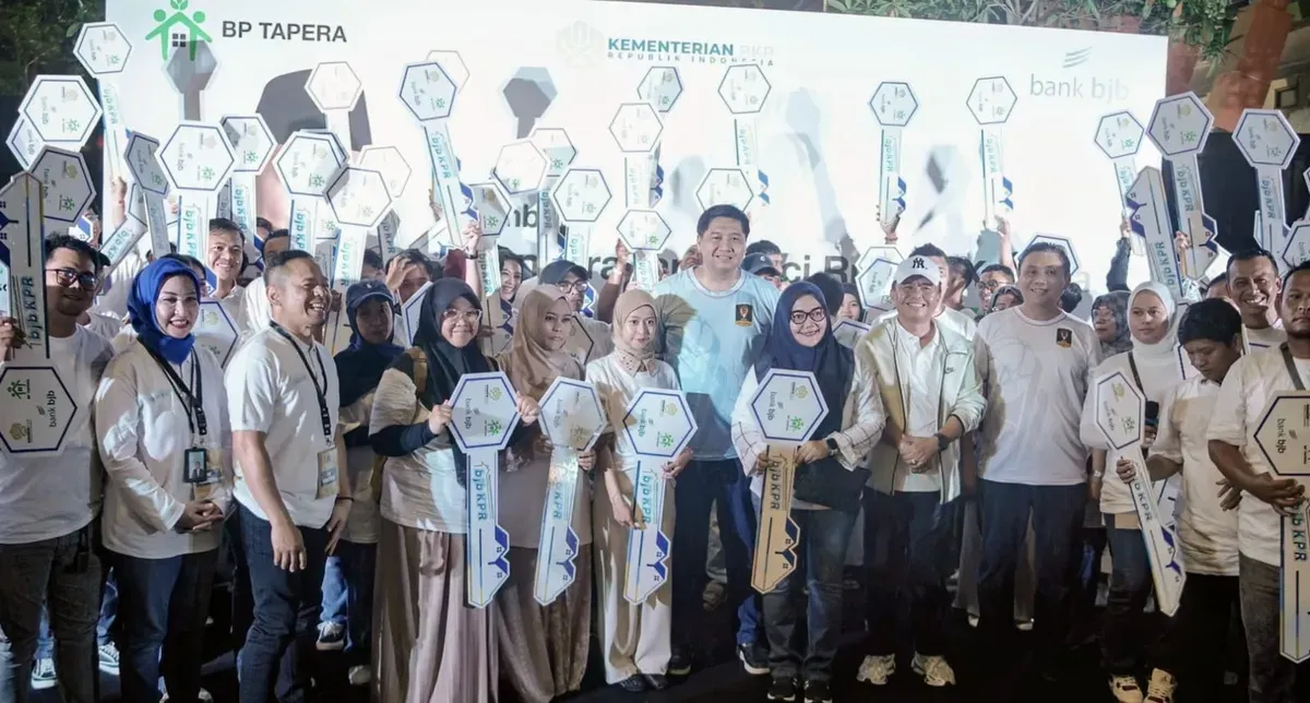 Menteri Perumahan dan Pemukiman Indonesia Maruar Sirati serahkan secara simbolis kunci kepada 100 debitur dari bank bjb Pembiayaan Kredit Pemilikan Rumah Sejahtera FLPP di Provinsi Jawa Barat. (Sumber: Dok. bank bjb)